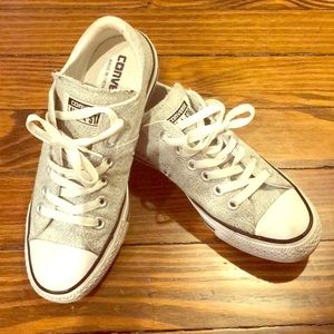 Women’s size 7.5 converse sneakers.